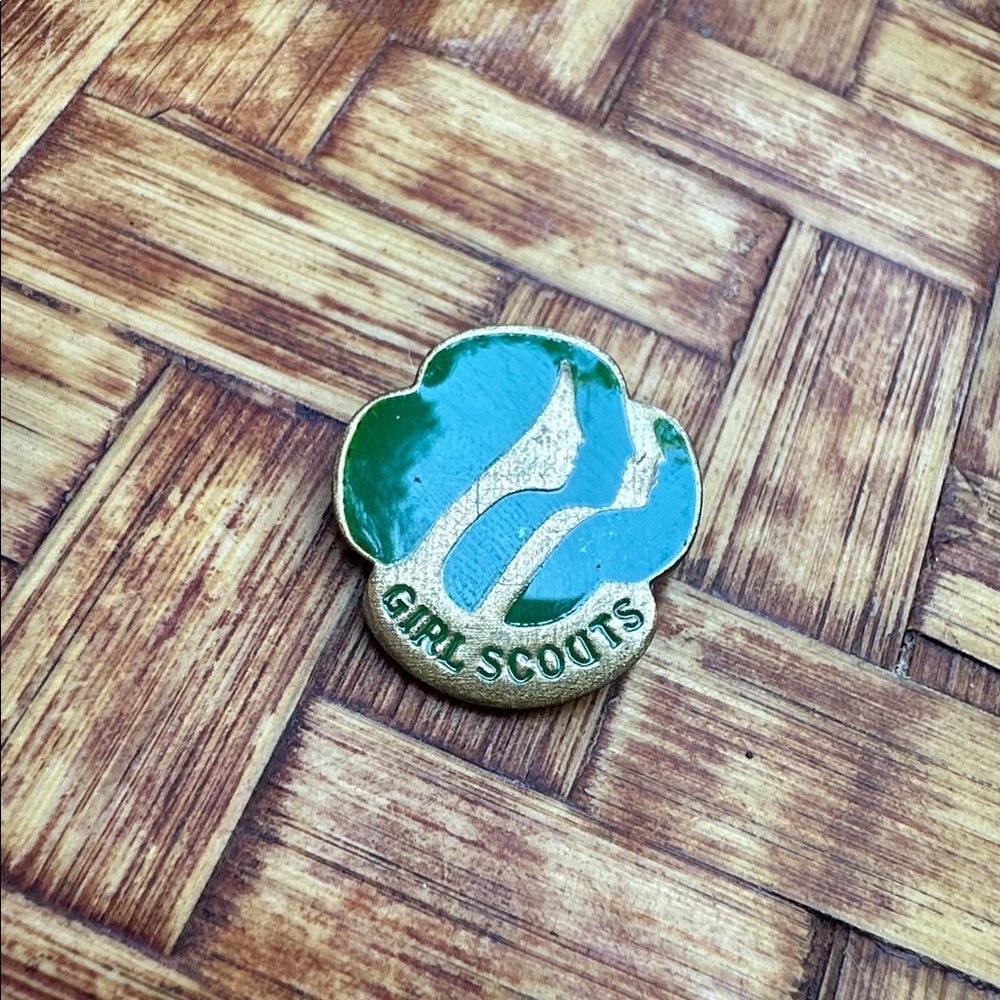 Vintage Collectible Girl Scouts Club Green Lapel Pin
